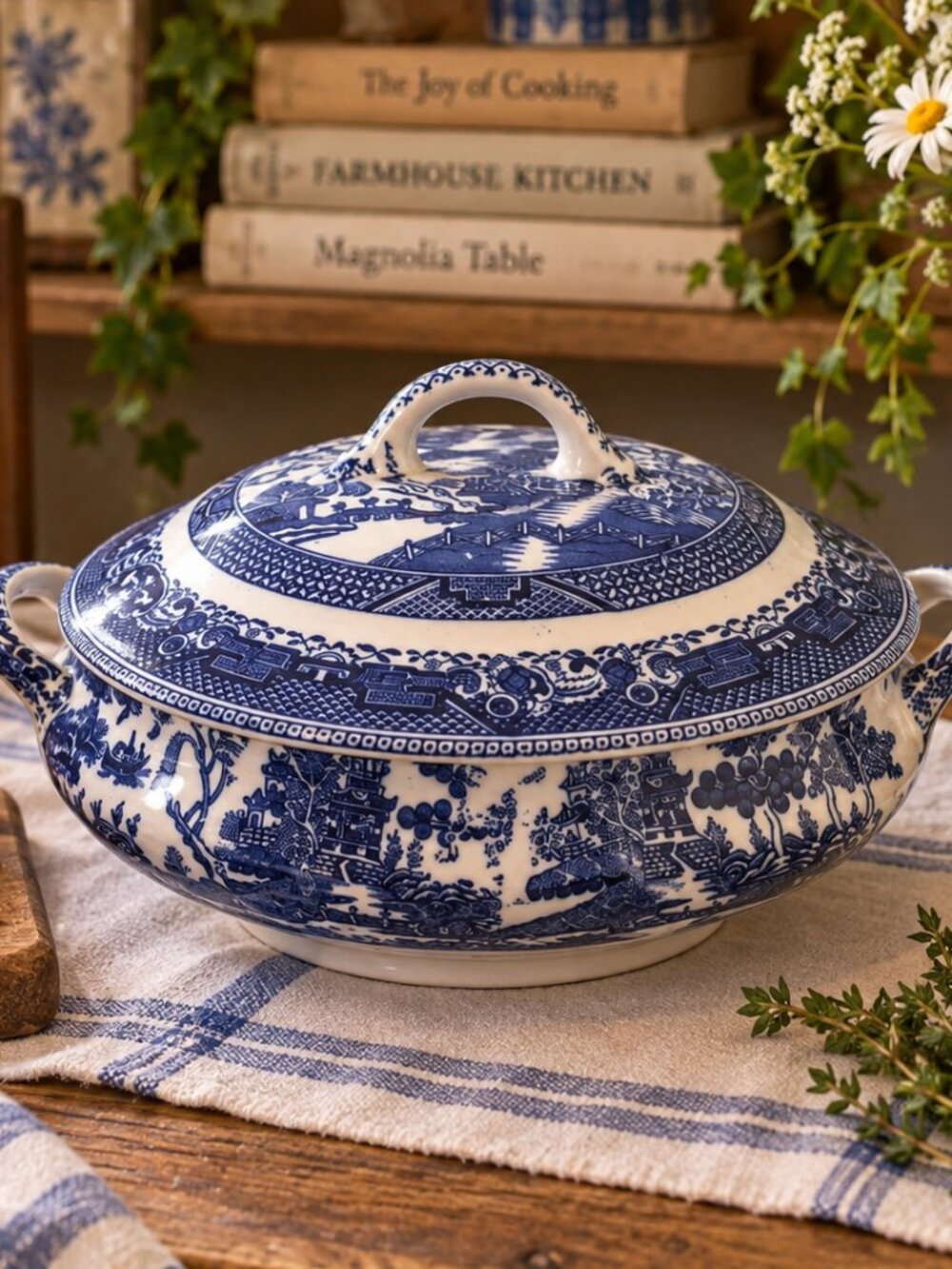 Vintage English Old Willow Blue & White Covered Soup Tureen S. Ltd. England 10.5